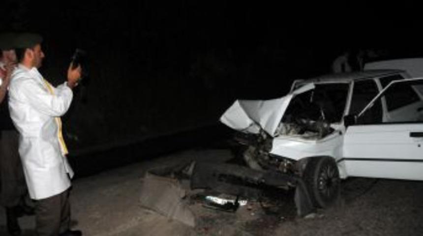 Park Halindeki TIR'a Arkadan &Ccedil;arpan Otomobilin S&uuml;r&uuml;c&uuml;s&uuml; &Ouml;ld&uuml;