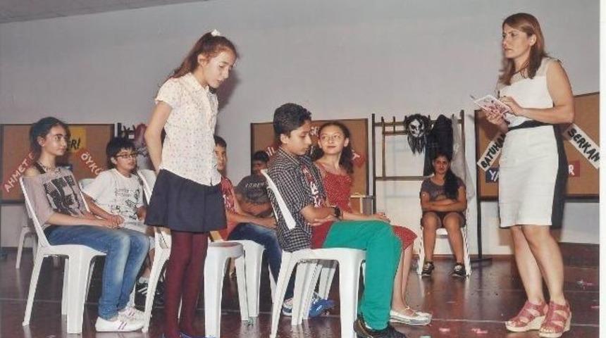 &Ouml;ğrencilerden Tiyatro Ş&ouml;leni