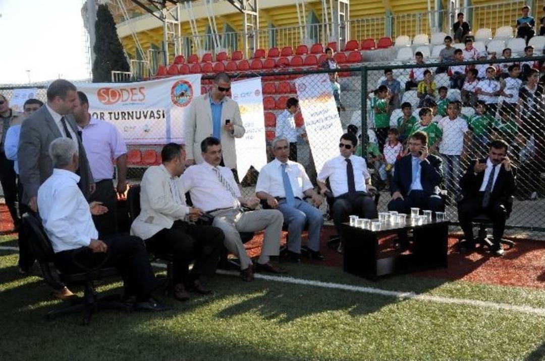 Vali G&uuml;ven&ccedil;, Gen&ccedil;leri Havuzlarda Y&uuml;zmeye Davet Etti