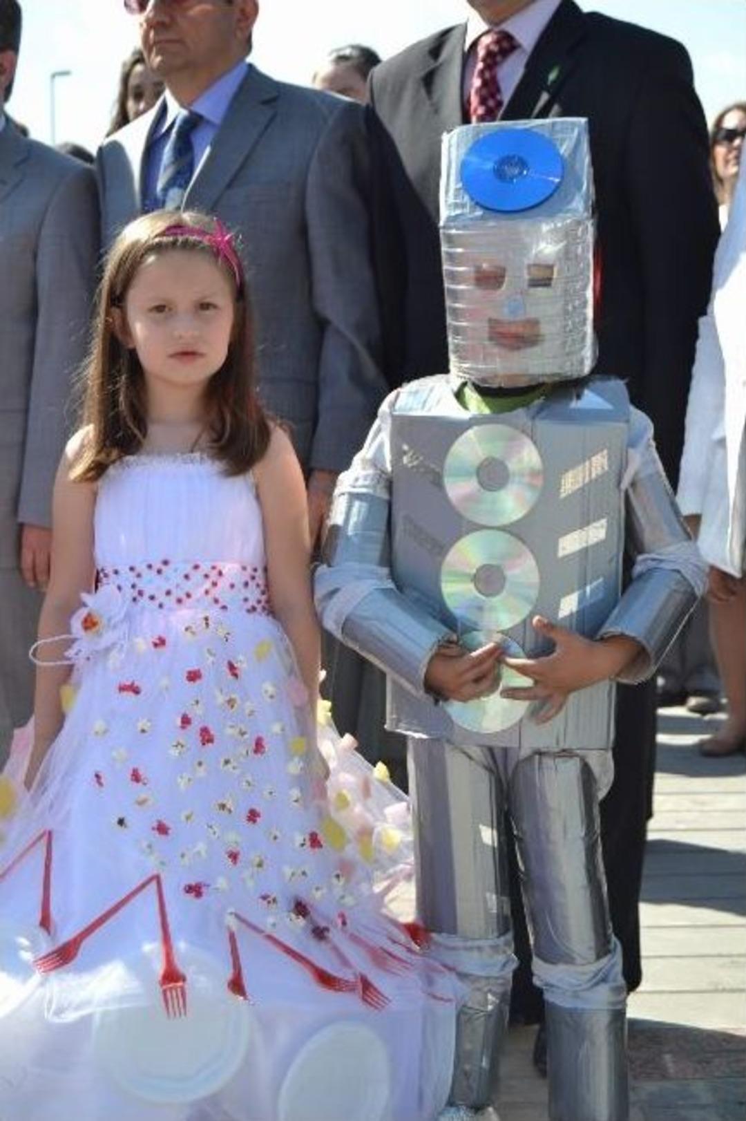 Geri D&ouml;n&uuml;ş&uuml;m Eşyalarıyla Kıyafet Defilesi