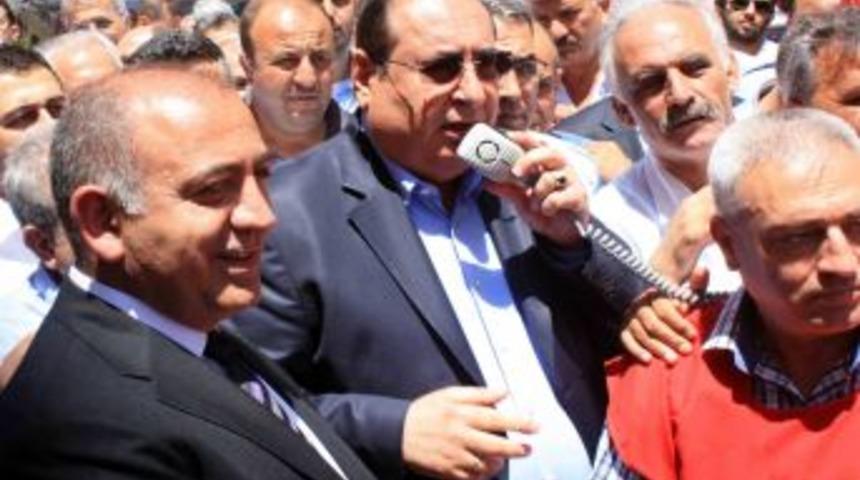 G&uuml;rsel Tekin'in Ziyareti Sırasında Taşeron Iş&ccedil;iler Eylem Yaptı