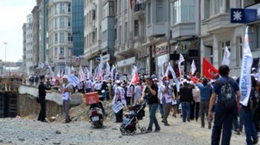 İş Bırakan Sendikalılar Taksim'e Y&uuml;r&uuml;d&uuml;