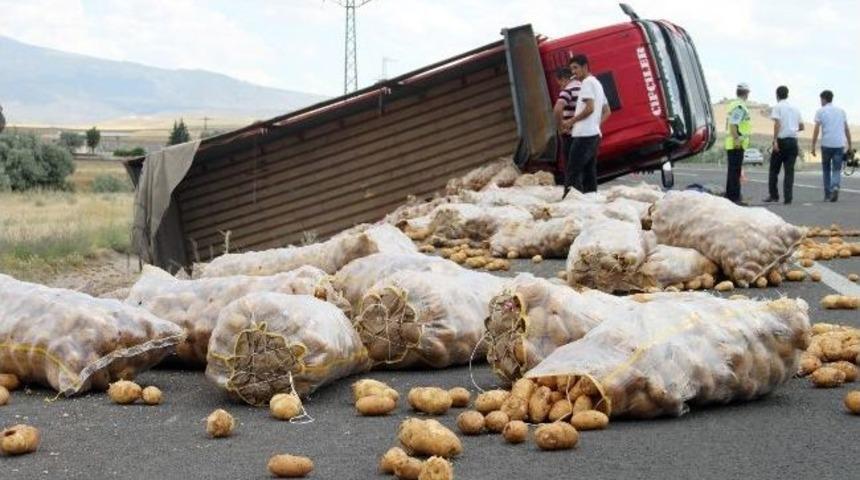 Aksaray'da Patates Kamyonu Devrildi