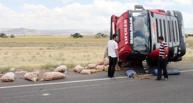 Aksaray'da Patates Kamyonu Devrildi