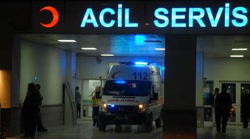 Kamyonet şarampole devrildi: 2 &ouml;l&uuml;, 5 yaralı