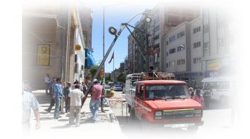 Şehrin caddelerine dekoratif aydınlatma