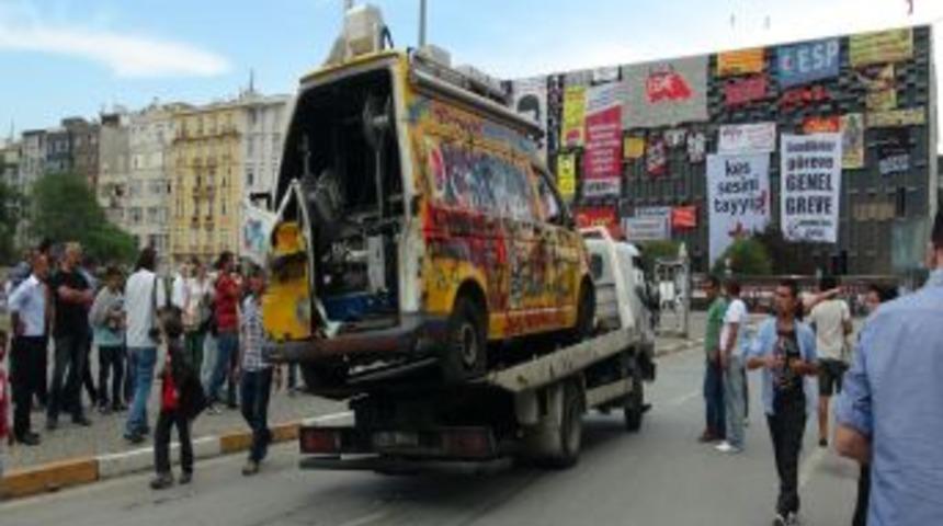 G&ouml;stericiler, Par&ccedil;alanan Canlı Yayın Aracını Bile Vermediler