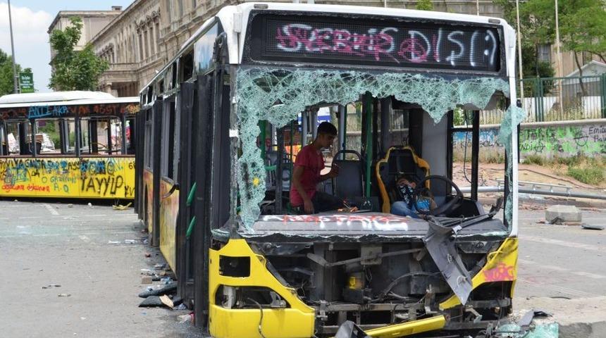 Hurdaya D&ouml;nen Otob&uuml;sler G&ouml;stericilerin Evi Gibi
