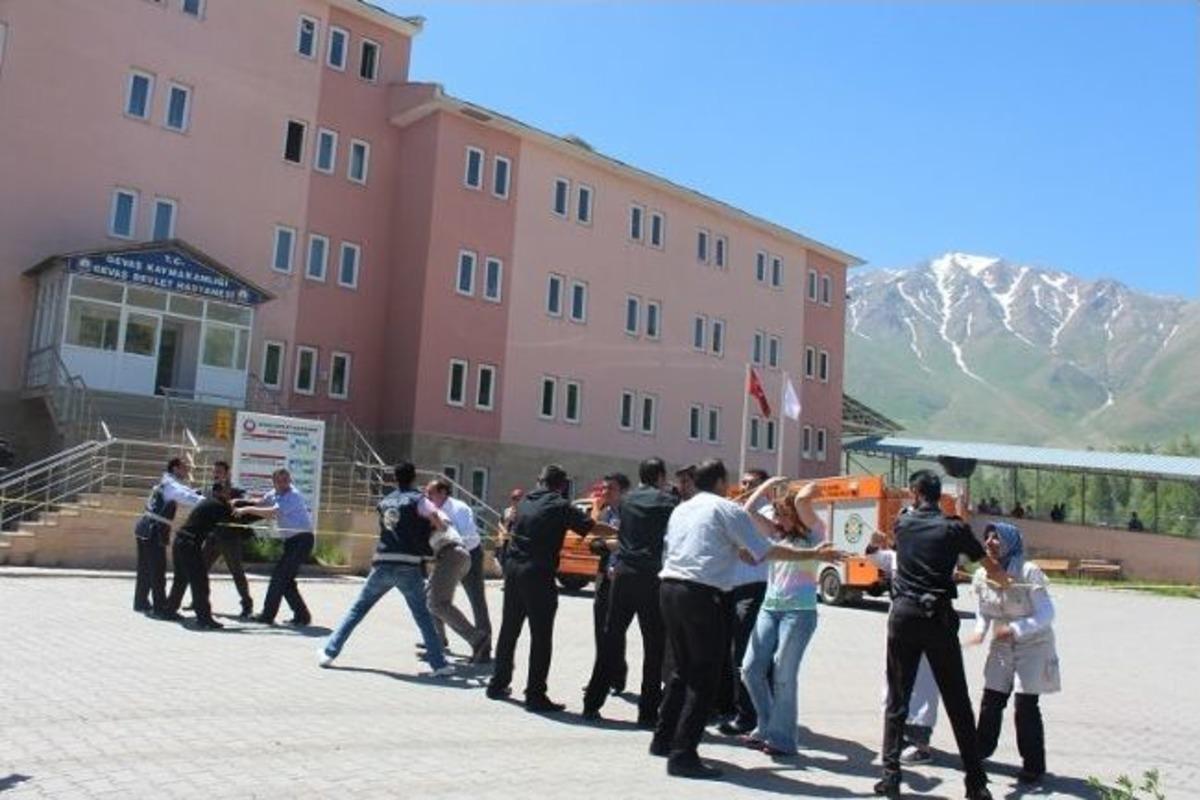 Gevaş&rsquo;ta Yangın Tatbikatı Ger&ccedil;eği Aratmadı