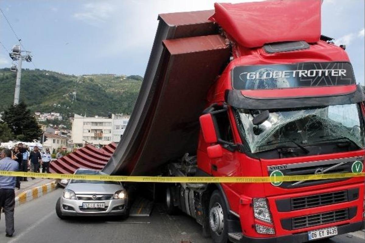 30 Tonluk Baraj Kapağı Otomobilin &Uuml;zerine D&uuml;şt&uuml;