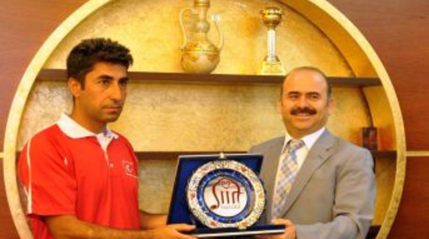 Vali Aydın, Başarılı Sporcuları Altınla &Ouml;d&uuml;llendirdi