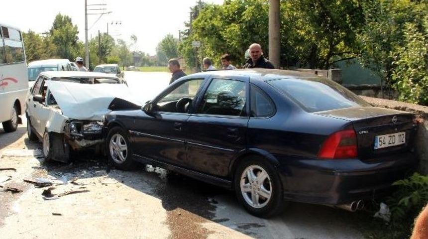 İki Otomobil Kafa Kafaya &Ccedil;arpıştı: 2 Yaralı