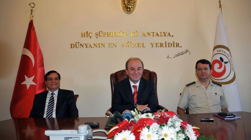 Vali &Ouml;zt&uuml;rk: Antalya'yı Daha Iyiye, Ileriye G&ouml;t&uuml;rmeyi Vadediyorum
