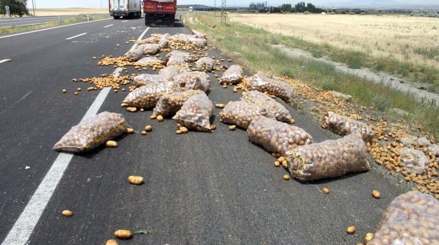 Patates Y&uuml;kl&uuml; Kamyon Devrildi, 1 Kişi Yaralandı