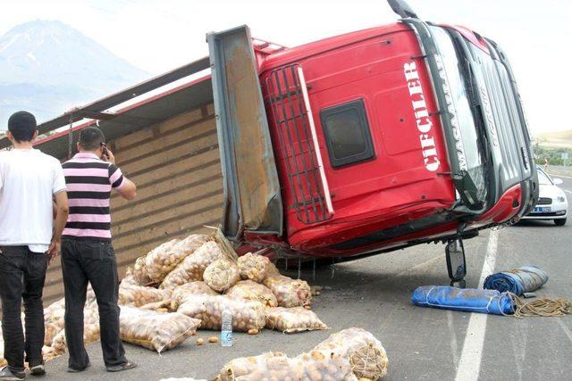 Patates Yüklü Kamyon Devrildi, 1 Kişi Yaralandı