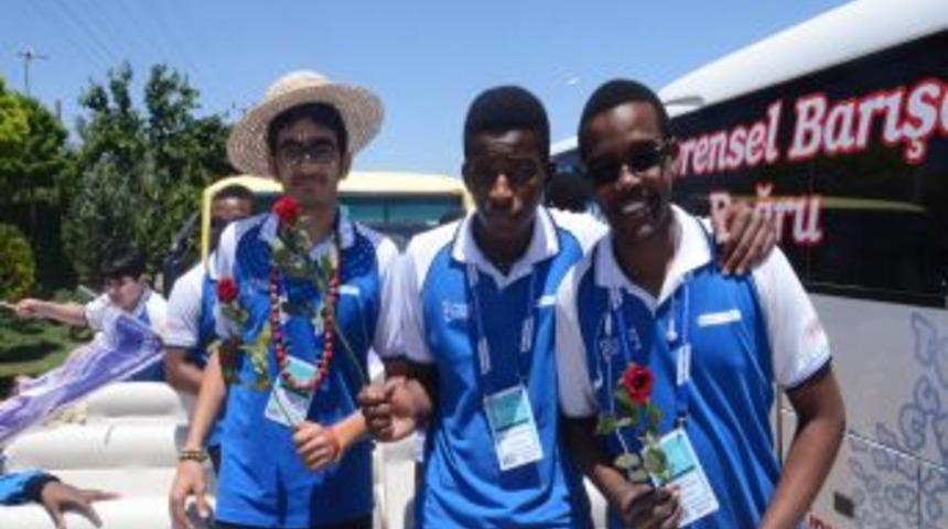 T&uuml;rk&ccedil;enin &Ccedil;ocukları Gaziantep'te Konvoylar Eşliğinde Karşılandı