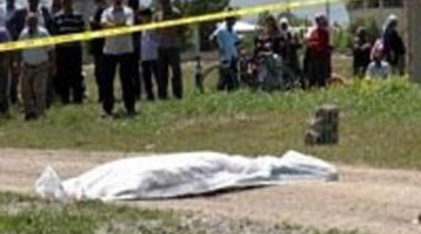 Eşini, başkasını otomobilinde g&ouml;ren adam dehşet sa&ccedil;tı; 3 &ouml;l&uuml;