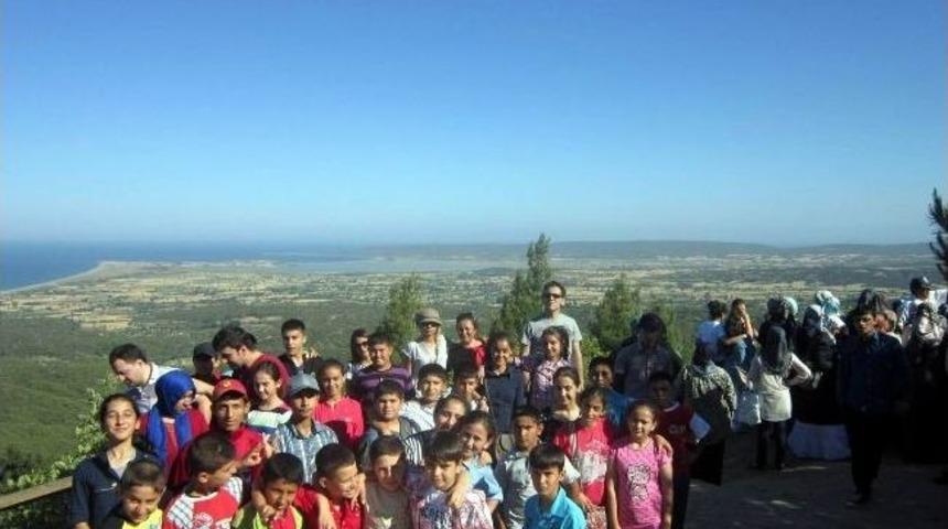 Sart Belediyesi, &Ouml;ğrencileri &Ccedil;anakkale&rsquo;ye G&ouml;t&uuml;rd&uuml;