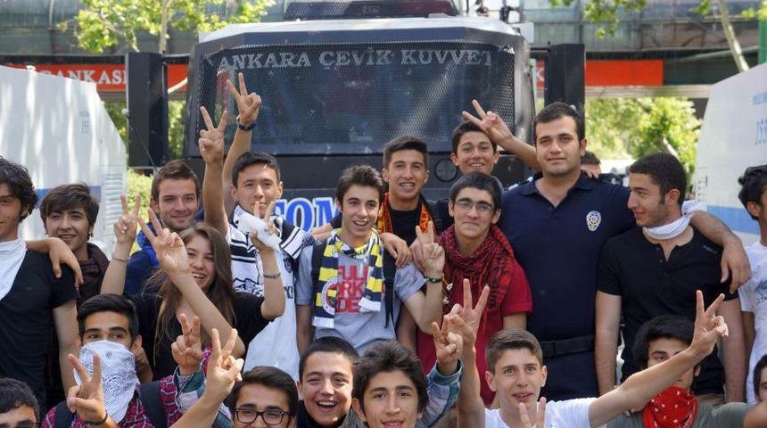 Eylemciler Polise Kandil Simidi Dağıtıp, Hatıra Fotoğrafı &Ccedil;ektirdi