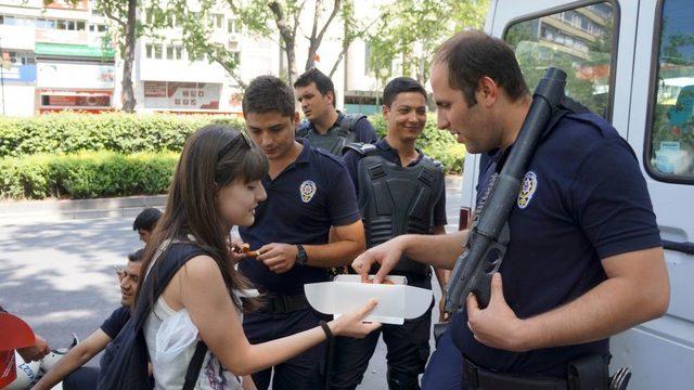 Eylemciler Polise Kandil Simidi Dağıtıp, Hatıra Fotoğrafı Çektirdi