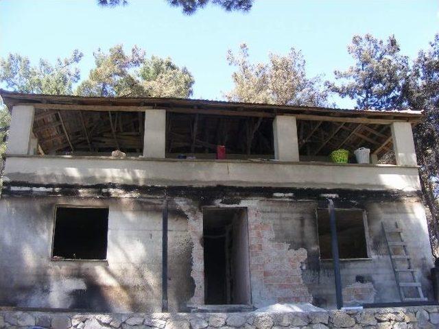 Kızılay’dan Evi Yanan Aileye Destek