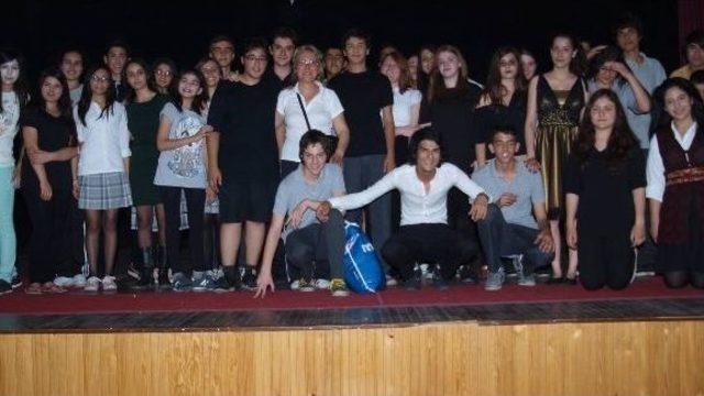 Lise Öğrencileri İngilizce Olarak Macbeth'i Oynadı
