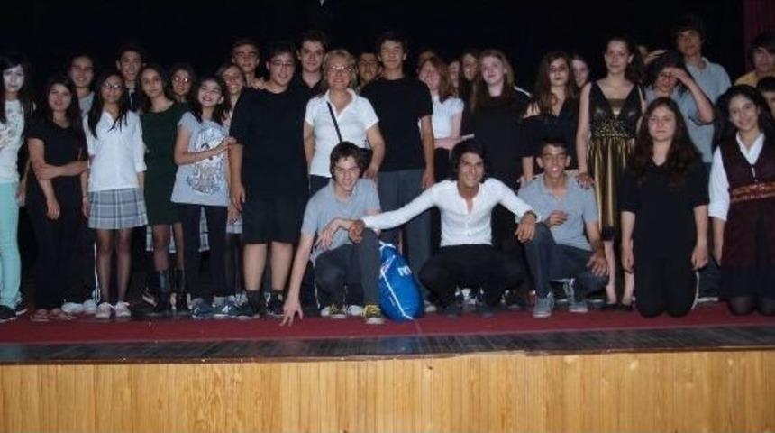 Lise &Ouml;ğrencileri İngilizce Olarak Macbeth'i Oynadı