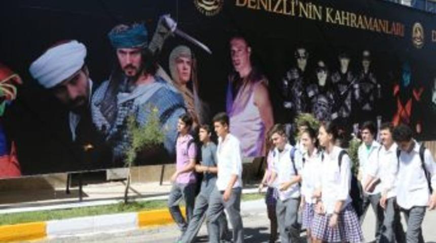 Liseli Gen&ccedil;ler Denizli&rsquo;nin Kahramanları'nı Seyretti