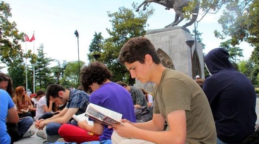 Kitap Okuyarak Destek Verdiler