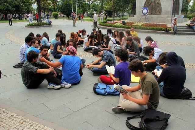 Kitap Okuyarak Destek Verdiler