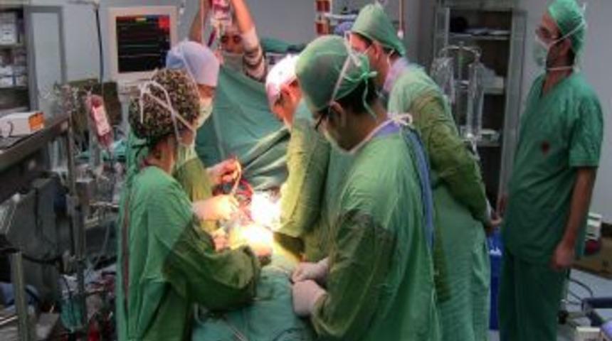 Yozgat&rsquo;ta Ilk Defa A&ccedil;ık Kalp Ve Akciğer Kist Hidatiği Ameliyatı Yapıldı