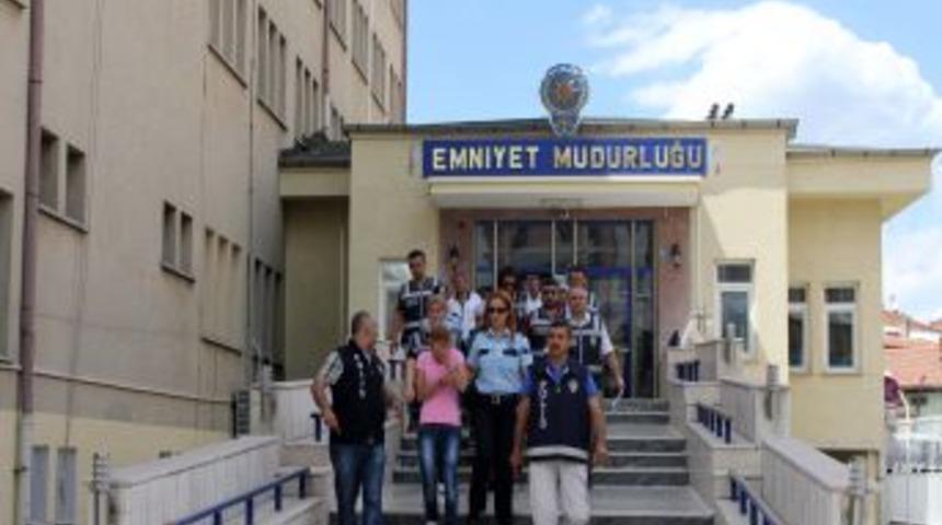 Hırsızlık Yapan Kadınlara Su&ccedil;&uuml;st&uuml;