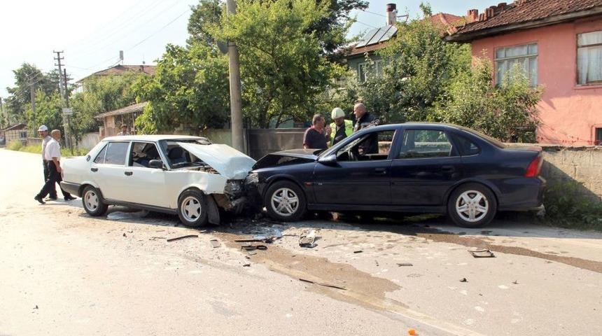 Akyazı'da Trafik Kazası: 2 Yaralı