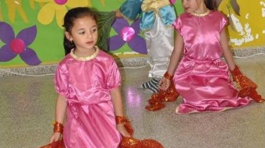 Cumhuriyet İlkokulu Minik Eller Ana Sınıfı &Ouml;ğrencilerinden Yılsonu G&ouml;sterileri