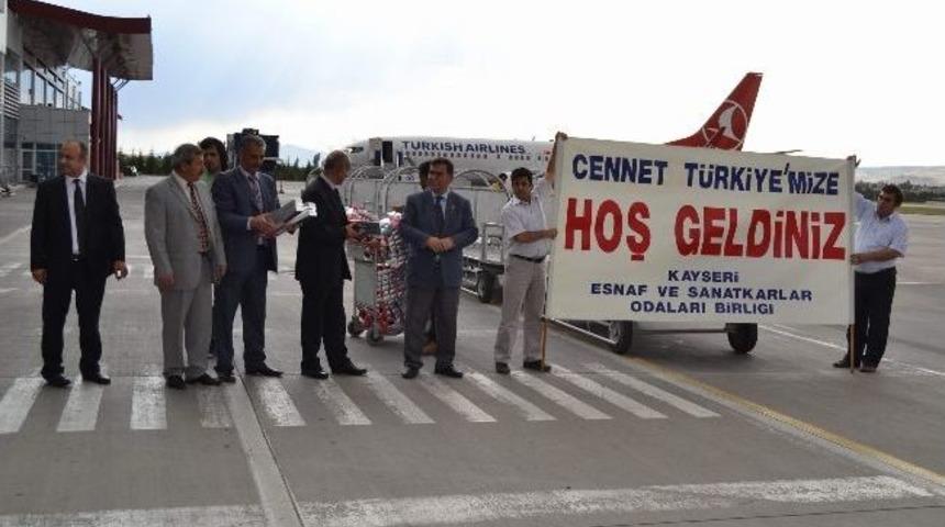 Gurbet&ccedil;iler &Ccedil;i&ccedil;eklerle Karşılandı