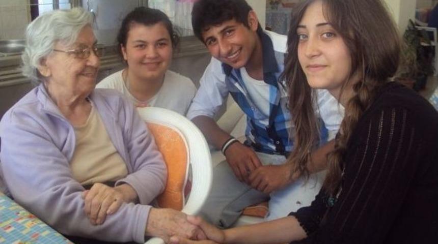 &Ouml;ğrenciler Huzurevini Ziyaret Etti