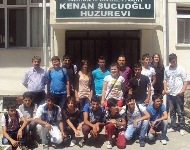 &Ouml;ğrenciler Huzurevini Ziyaret Etti 1