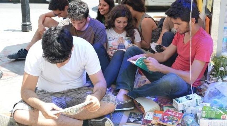 İzmir&rsquo;de Kitaplı Ve Kuklalı Gezi Parkı Protestosu