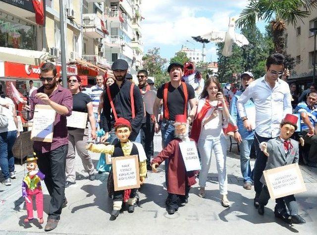 İzmir’de Kitaplı Ve Kuklalı Gezi Parkı Protestosu