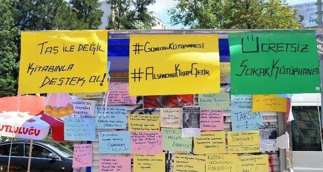 İzmir’de Kitaplı Ve Kuklalı Gezi Parkı Protestosu