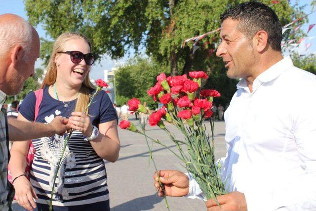 Alperen Ocakları Güllerin Efendisi Adına Bin Karanfil Dağıttı