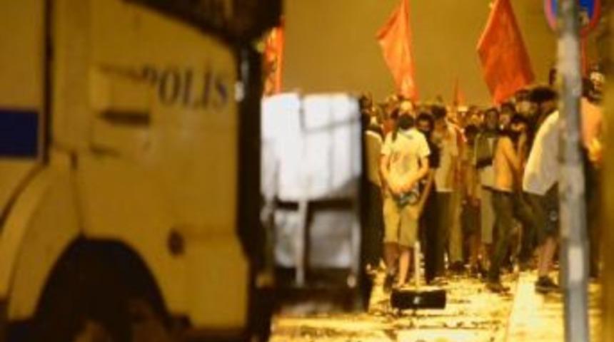 İzmir'de Eylemcilerden Polise Ağır Tahrik