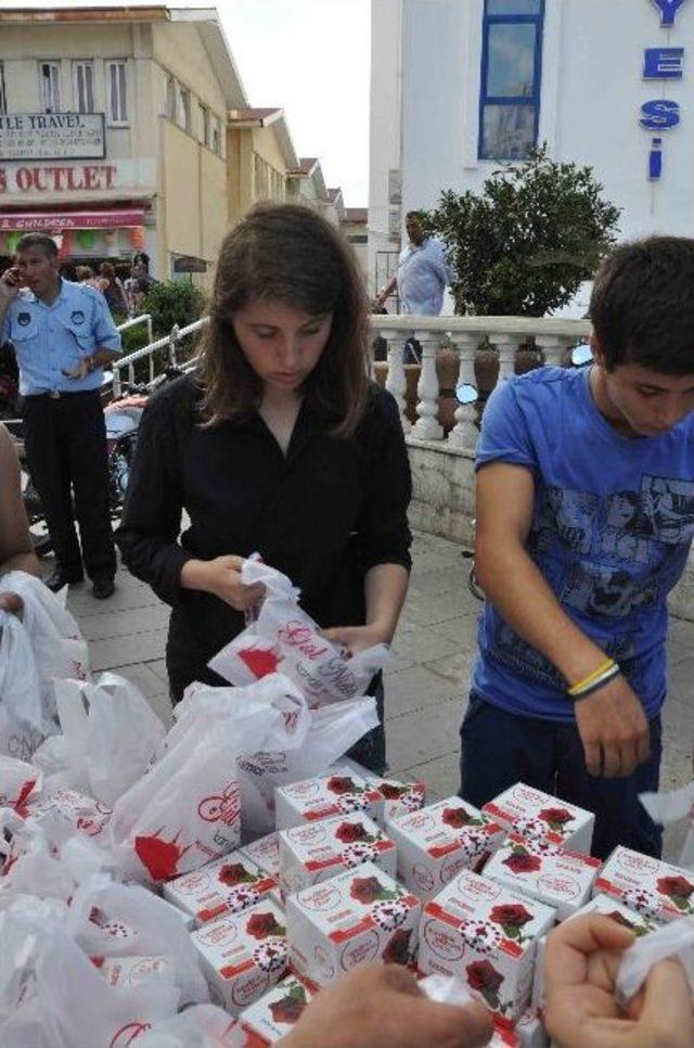 Kuşadası Belediyesi’nden Vatandaşlara Kandil Simidi