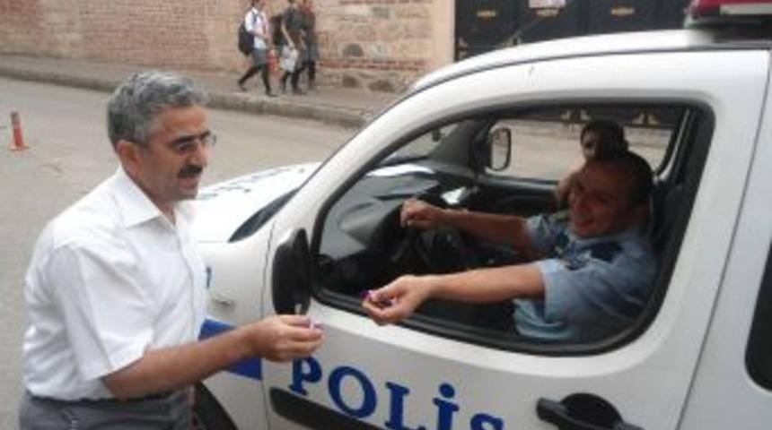 Bursa'da Polis, Kandil &Ccedil;ikolatası Dağıttı