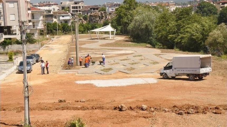 Tarihi Zindan Kalesi &Ouml;n&uuml;ne Ahşap G&ouml;r&uuml;n&uuml;ml&uuml; Yaya Yolu