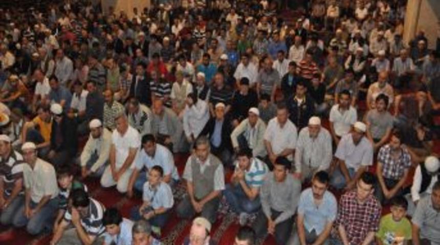 Balıkesir'de Vatandaşlar Mira&ccedil; Gecesinde Camilere Akın Etti