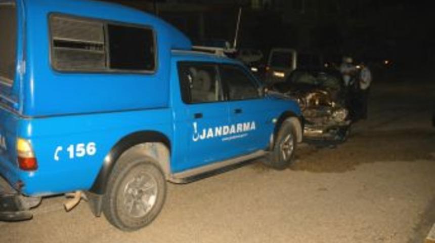 G&ouml;revden D&ouml;nen Jandarma Aracı Kaza Yaptı: 3 Asker, 1 Sivil Yaralı