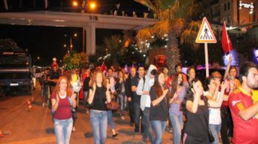 Zonguldak'ta Eylemciler Halka Kandil Simidi Dağıttı