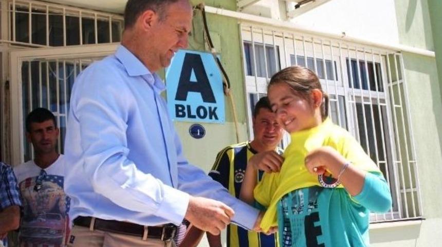 &Ouml;demişli Fenerbah&ccedil;eliler, Bu Kez &Uuml;&ccedil; Eyl&uuml;l Ybo &Ouml;ğrencilerini Sevindirdi