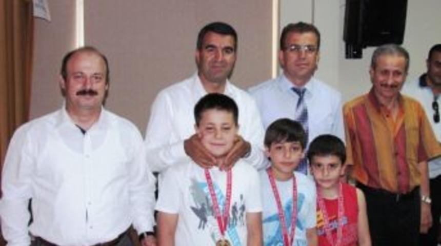 Badminton Turnuvasında Madalyalar Verildi